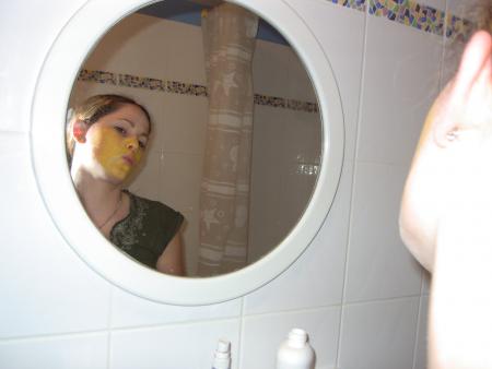 qu'a t'elle sur le visage??